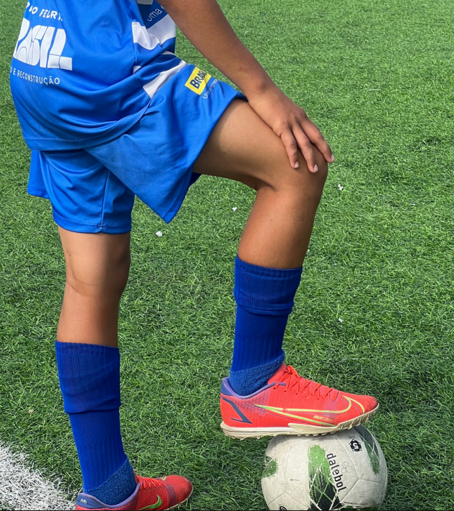 Atleta com bola no campo