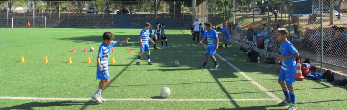 Treino de futebol do projeto Jogando para o Futuro em Planaltina